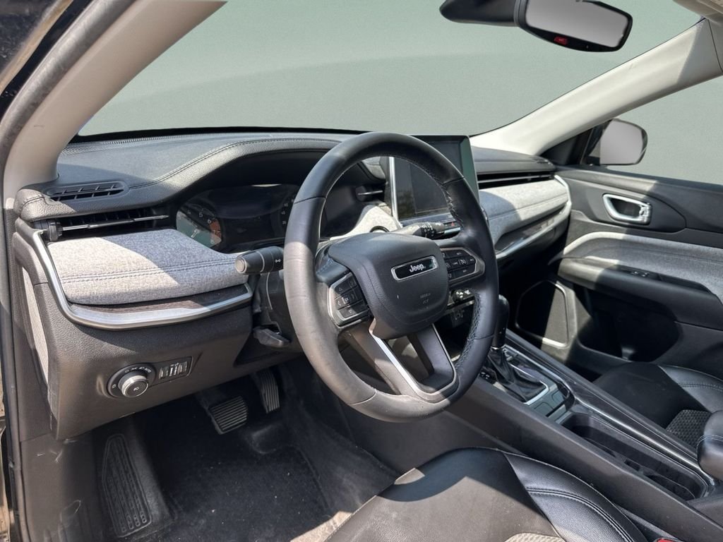 Used 2022 Black Jeep Latitude image 19