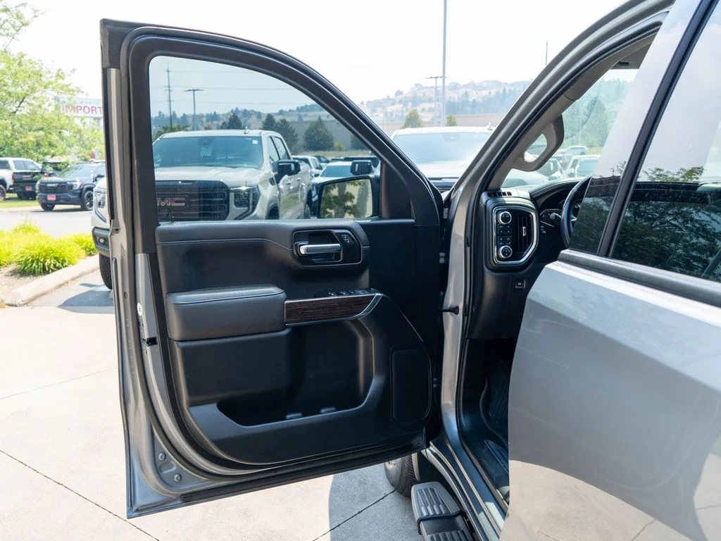 Used 2022 Gray GMC Elevation image 15