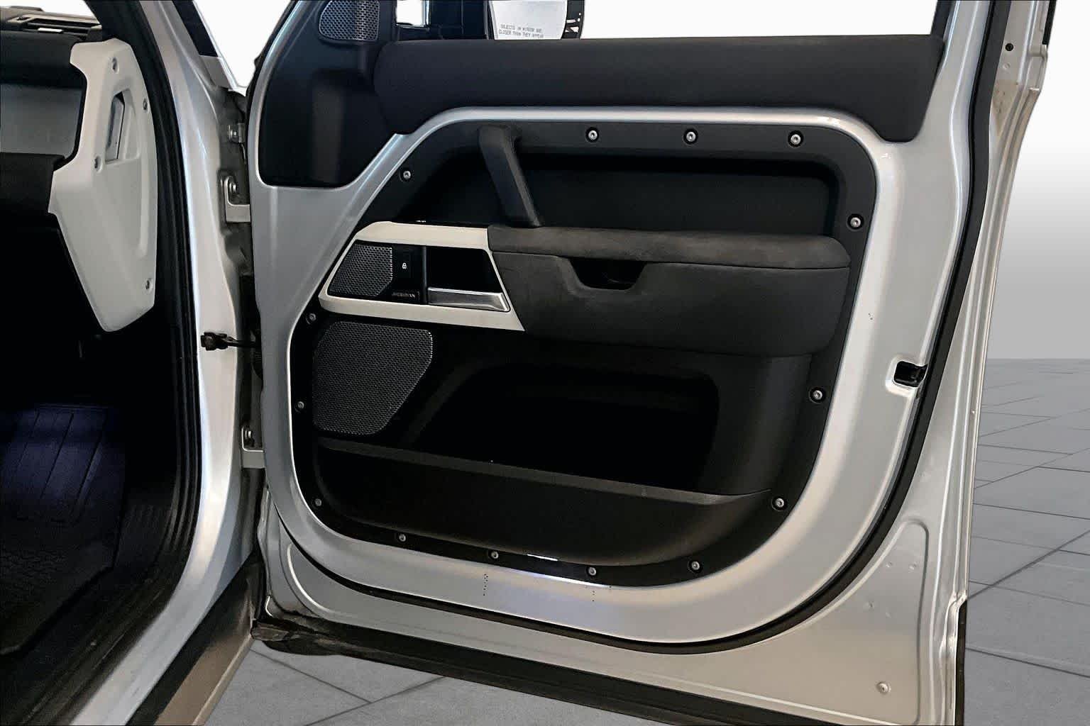Used 2022 Hakuba Silver Metallic Land Rover  image 22