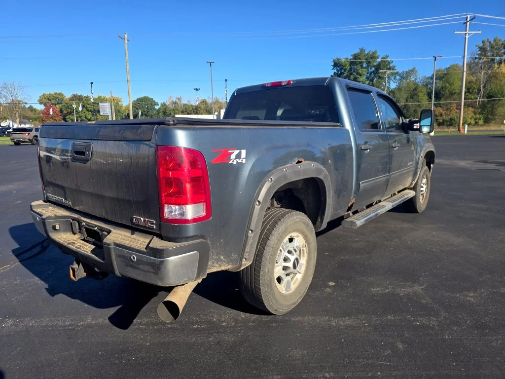Used 2011 Stealth Gray Metallic GMC SLE image 4