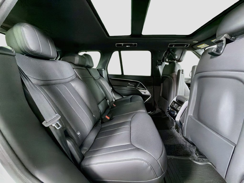 New 2027 Fuji White Land Rover SE image 29