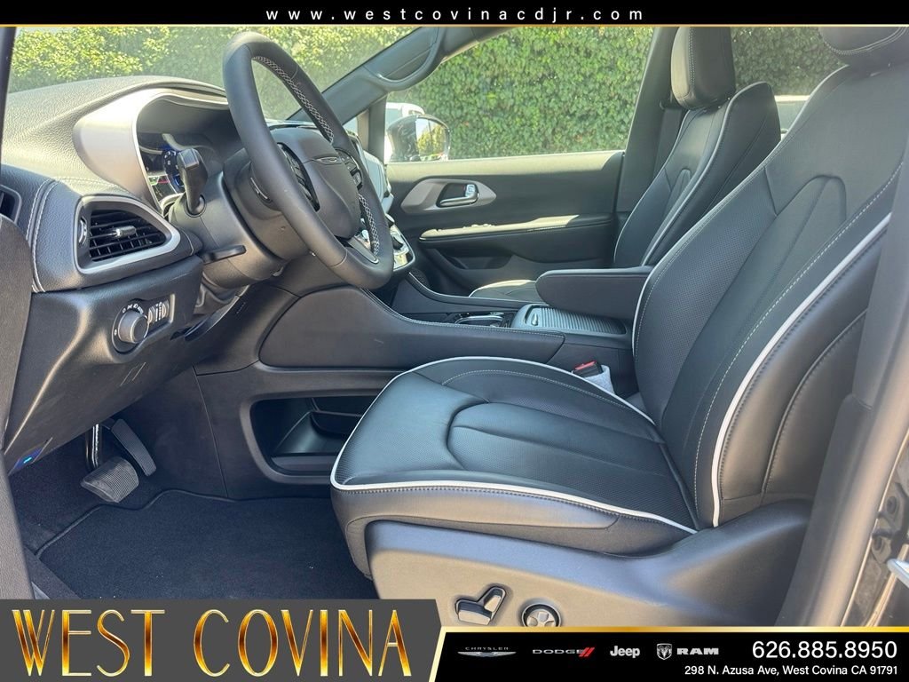 New 2027 Diamond Black Crystal Pearl-Coat Paint Chrysler Limited image 19