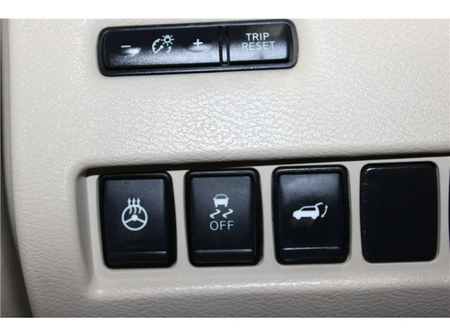 Used 2017 Pearl White Nissan Platinum image 30