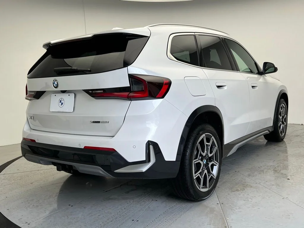 New 2026 Mineral White Metallic BMW xDrive28i image 3