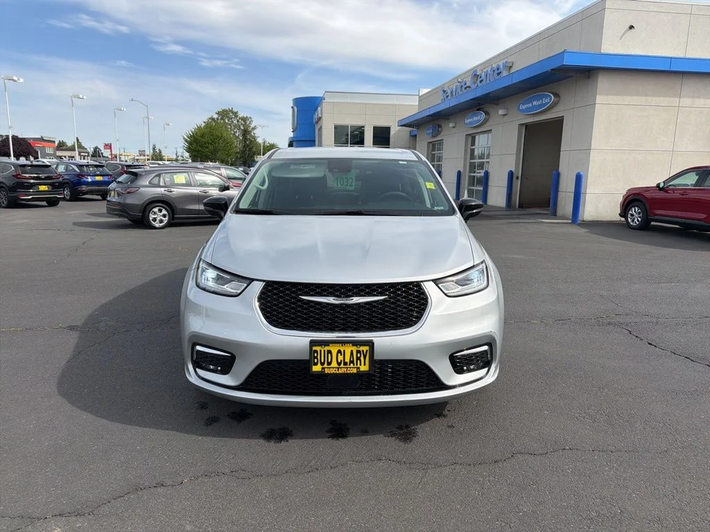 Used 2024 Silver Chrysler Touring L image 24