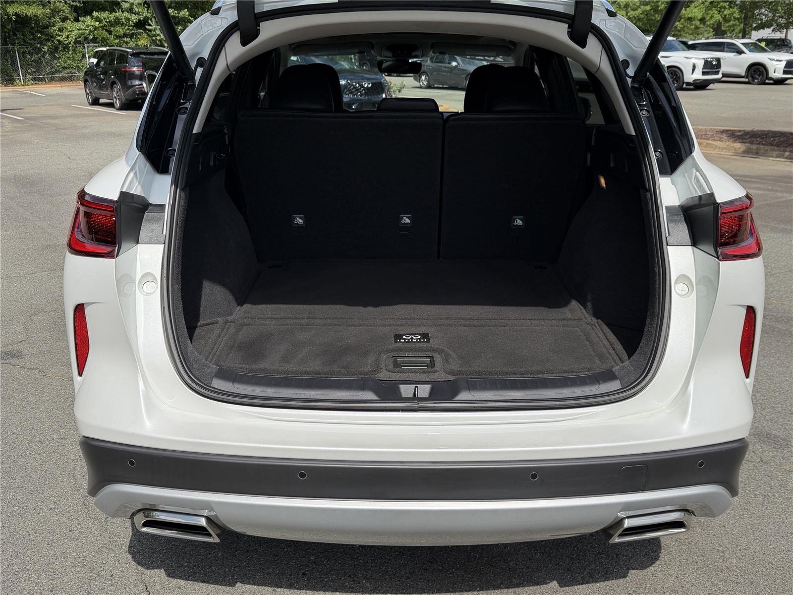 Used 2024 Radiant White INFINITI LUXE image 28