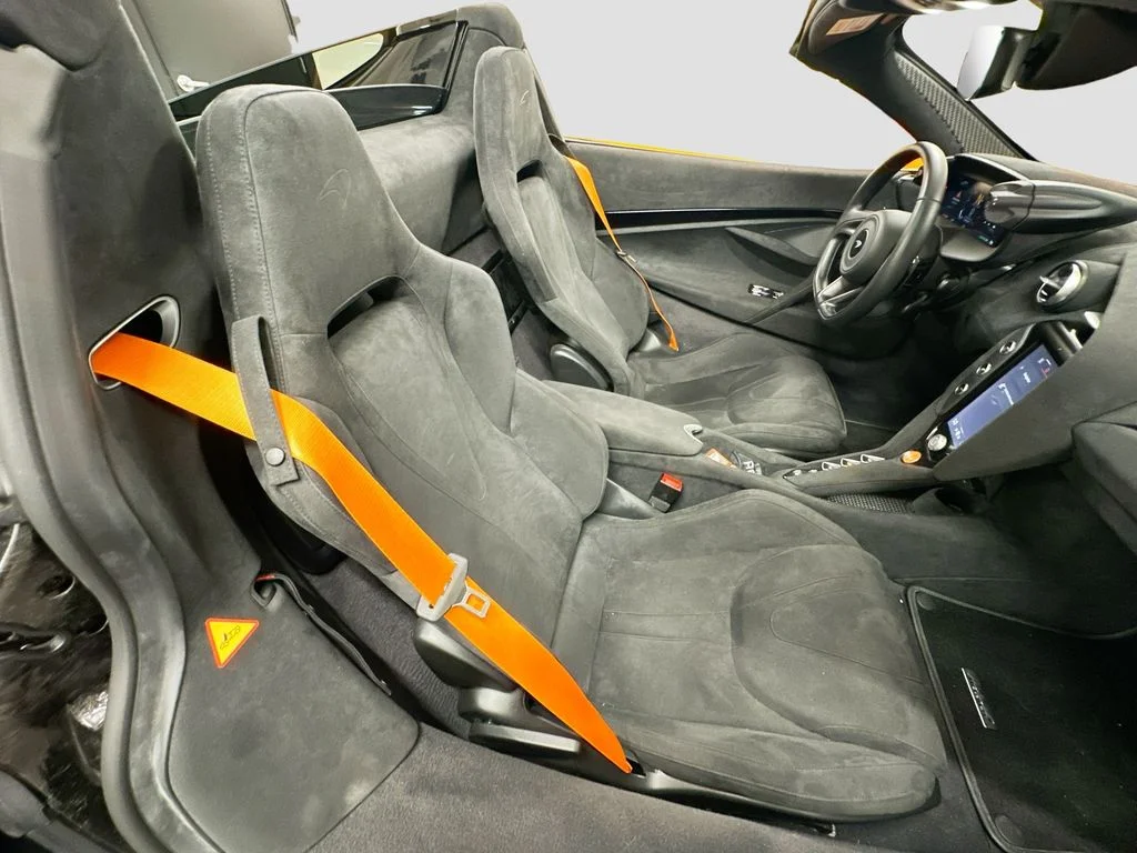 Used 2025  McLaren  image 25