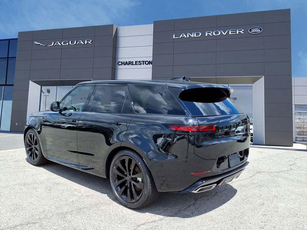 New 2026 Santorini Black Metallic Land Rover Dynamic SE image 3