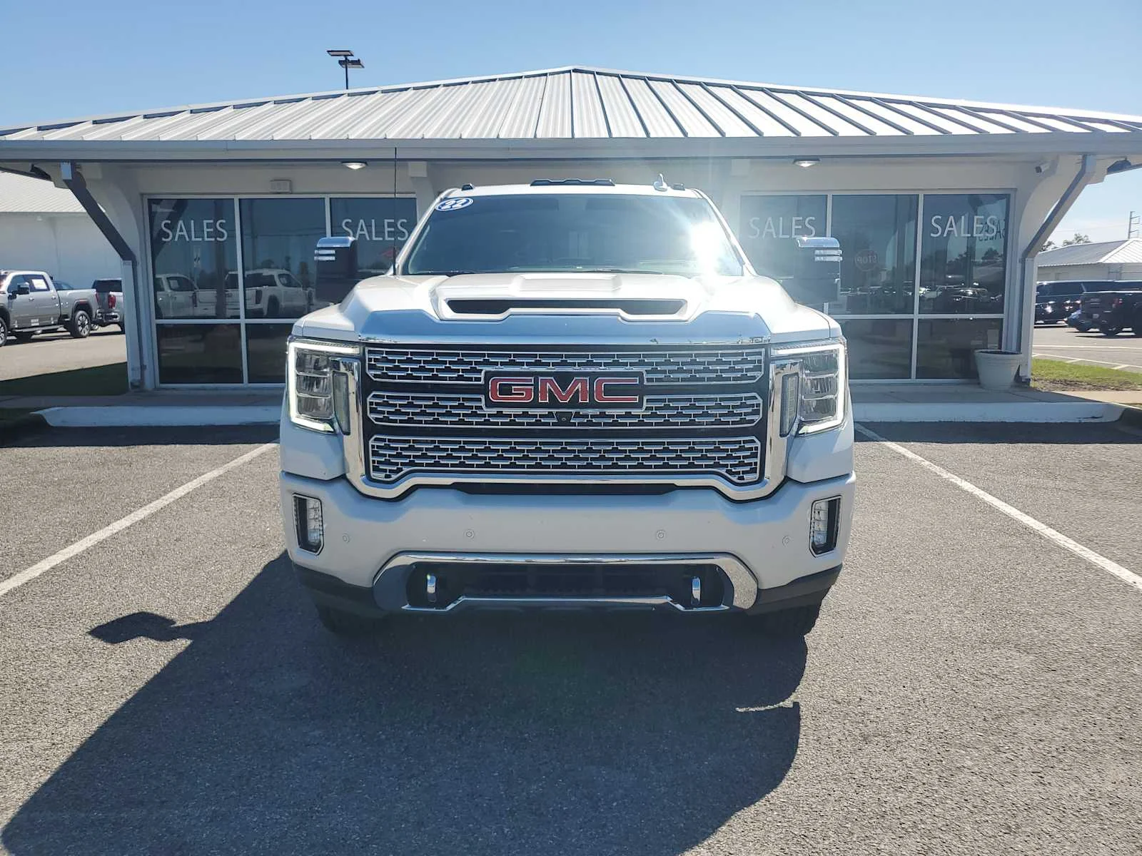 Used 2022 WHITE FROST TRICOAT GMC Denali image 12