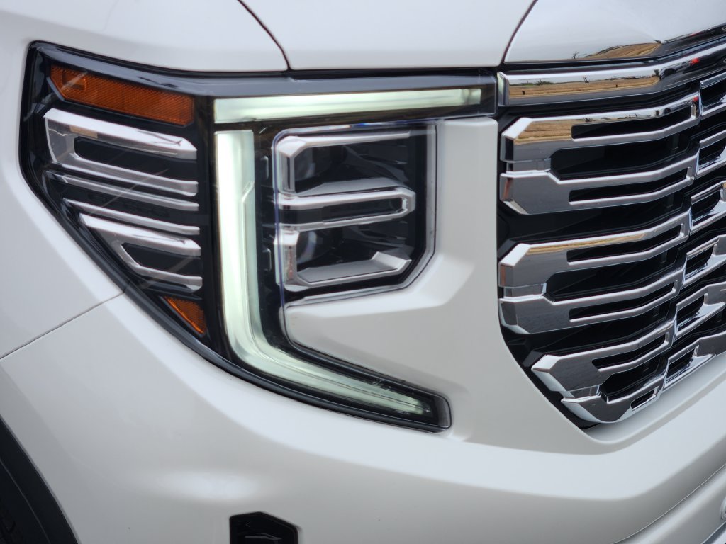 Used 2025 White GMC Denali image 9