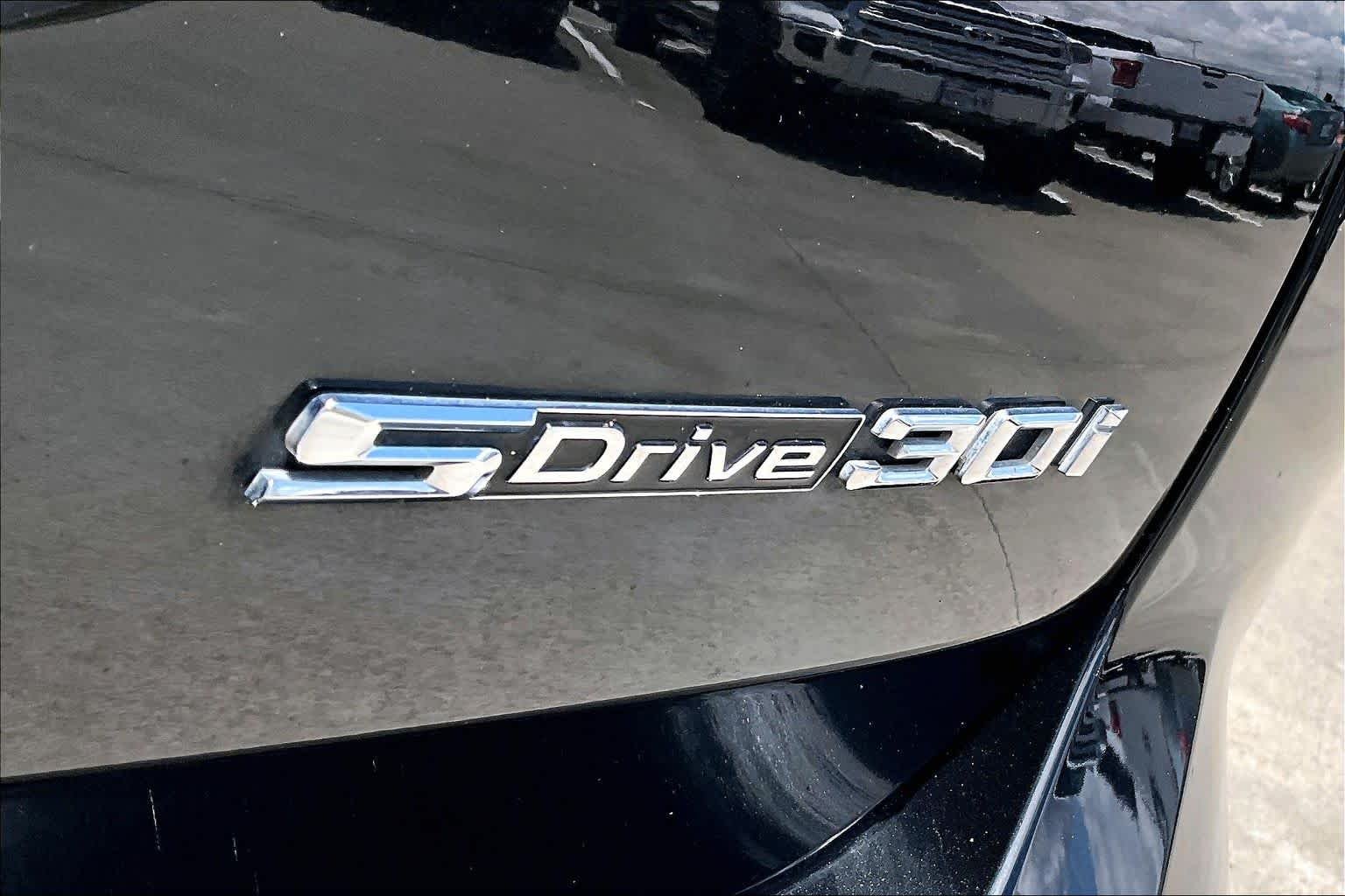 Used 2023 Black Sapphire Metallic BMW sDrive30i image 9