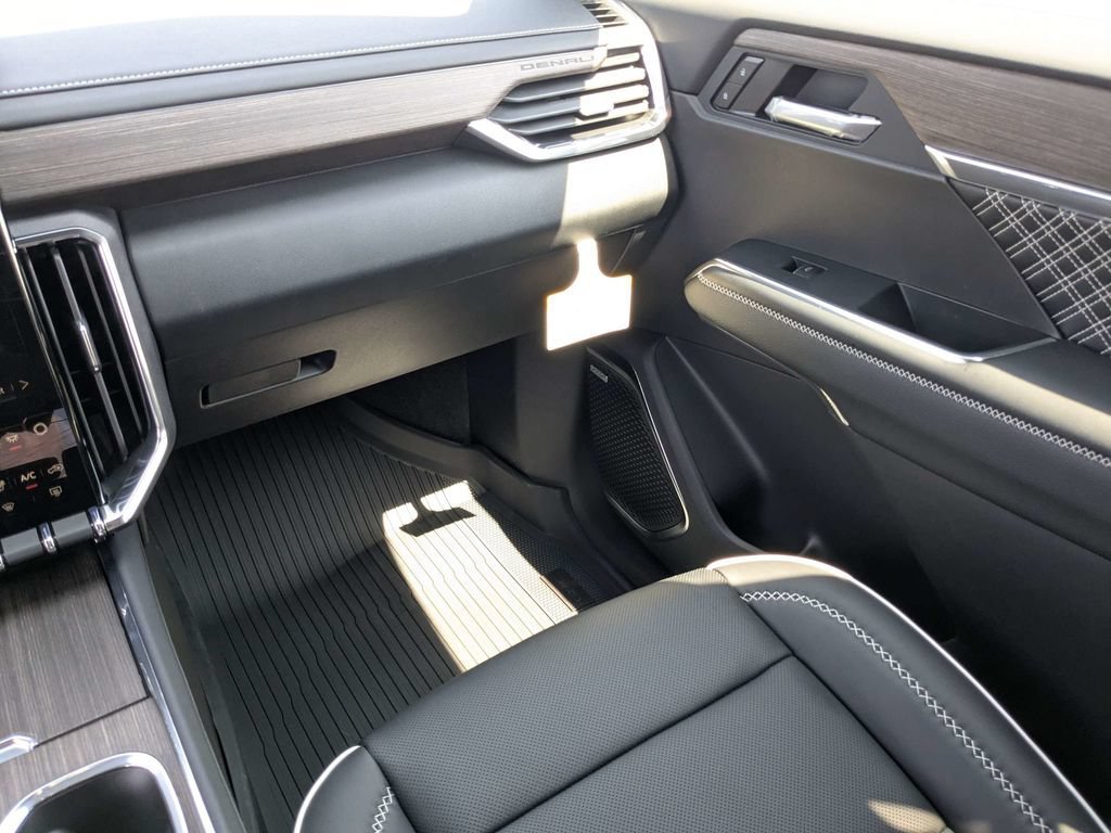 2026 GMC Acadia Denali - Photo 17