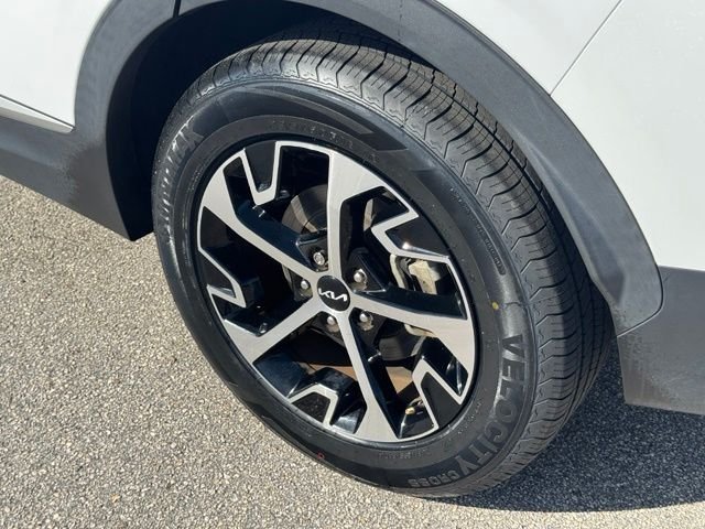Used 2023 White Kia EX image 5
