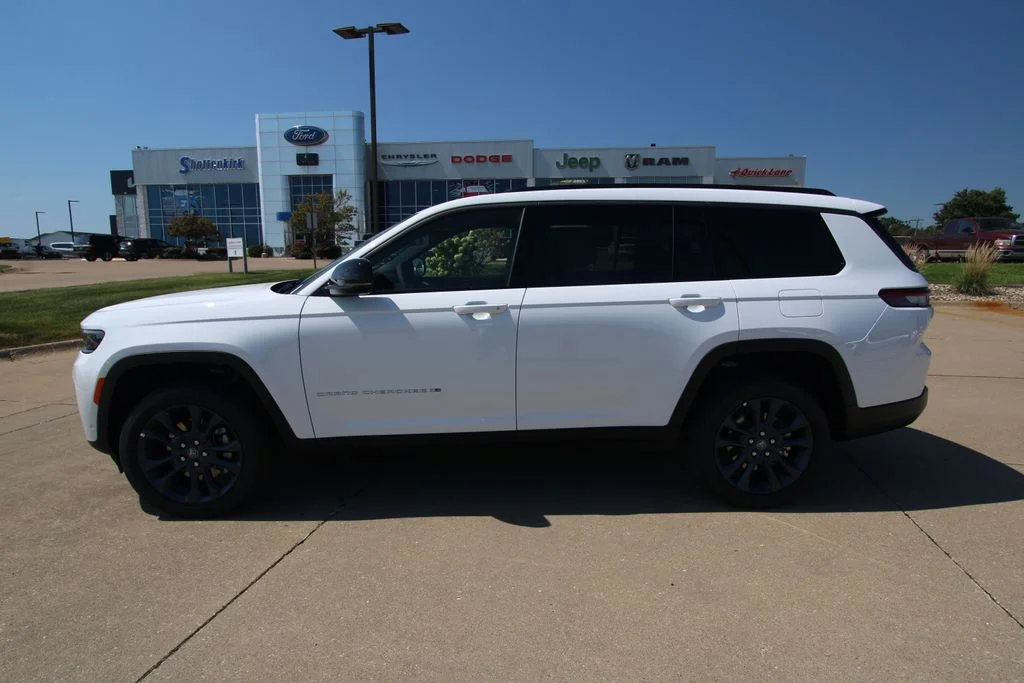 New 2026 Bright White Clear-Coat Exterior Paint Jeep Limited image 17