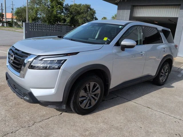 Used 2022 Silver Nissan S image 8