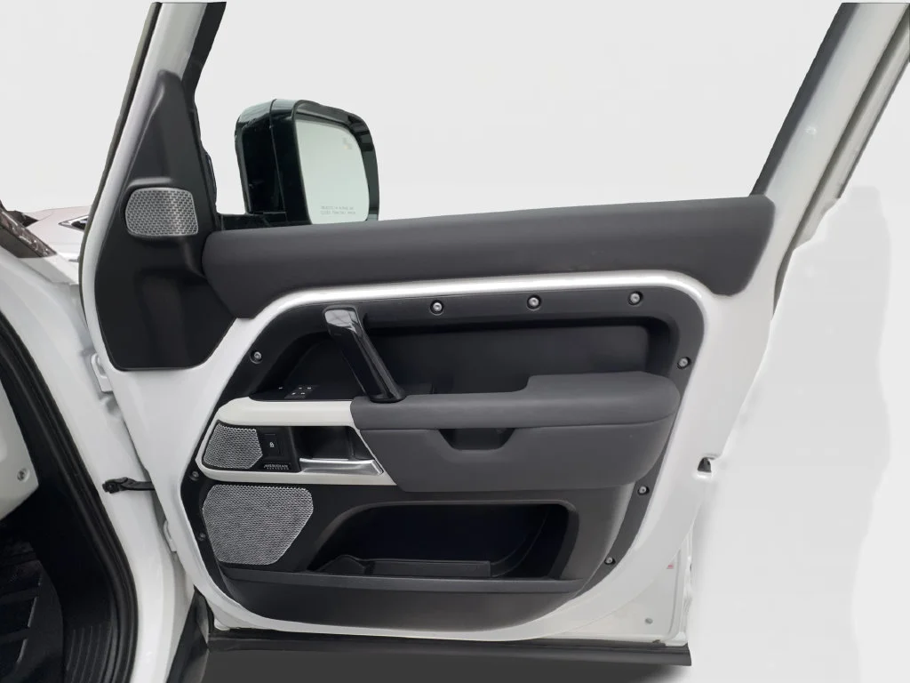 Used 2023 White Land Rover SE image 37