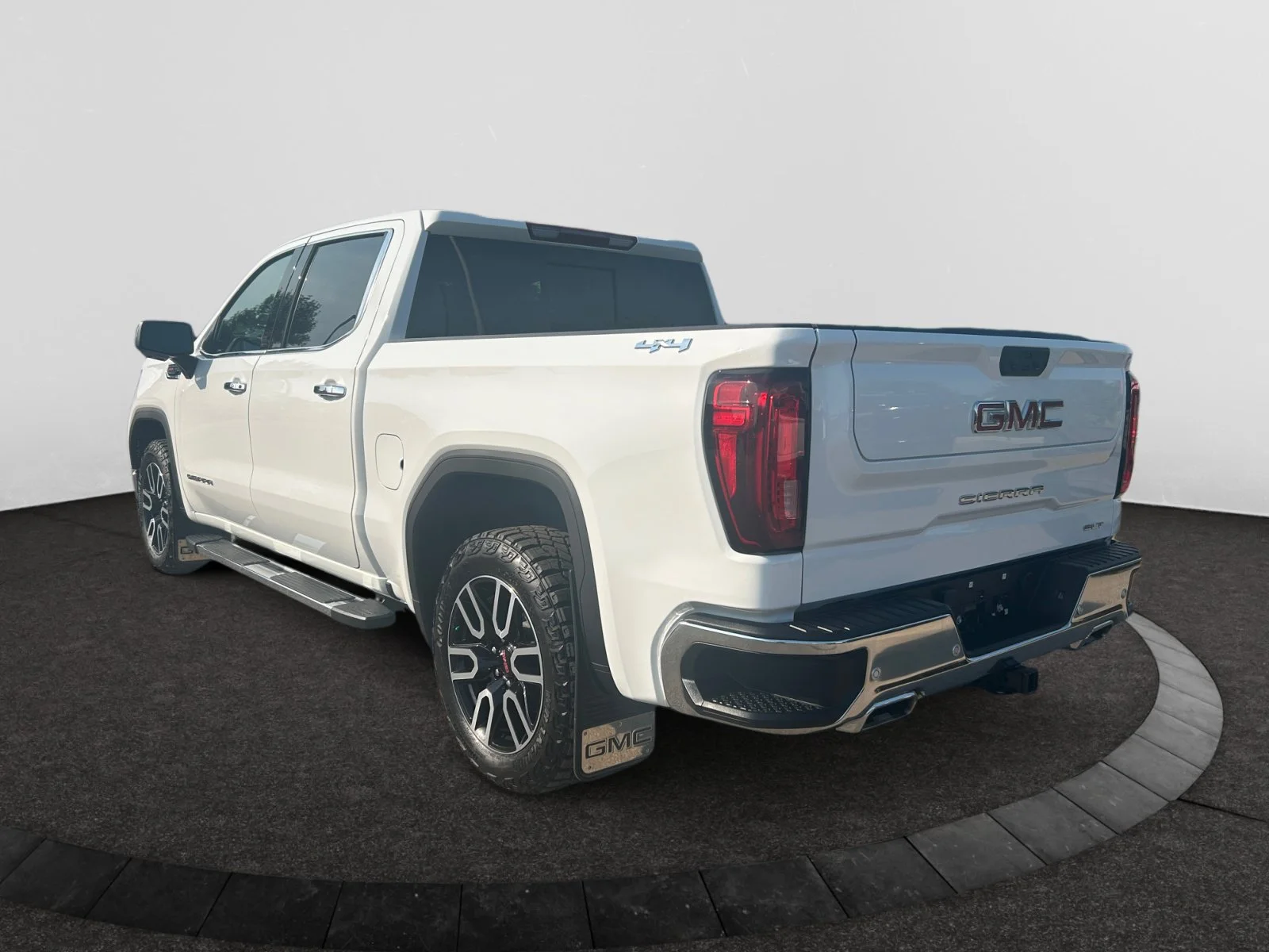 Used 2024 White GMC SLT Crew Cab 6.2L Leather Sunroof 4x4 image 3
