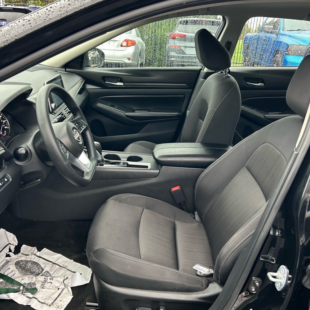 Used 2025 Super Black Nissan 2.5 SV image 4