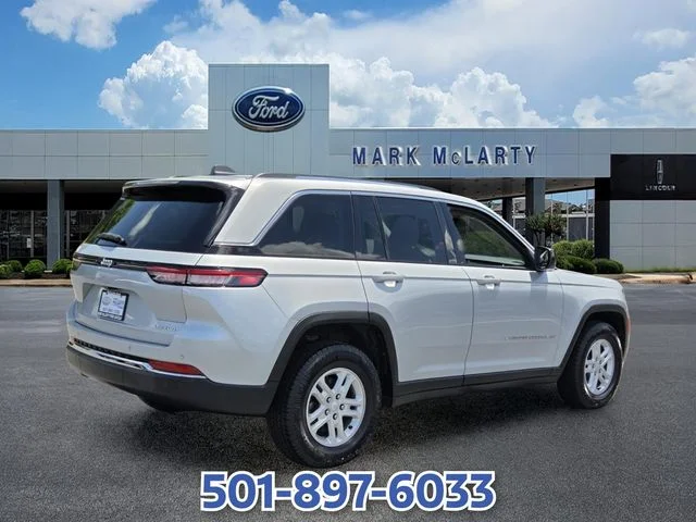 Used 2023 Silver Jeep Laredo image 6