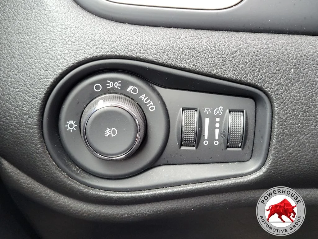 Used 2017 Gray Jeep Latitude image 28