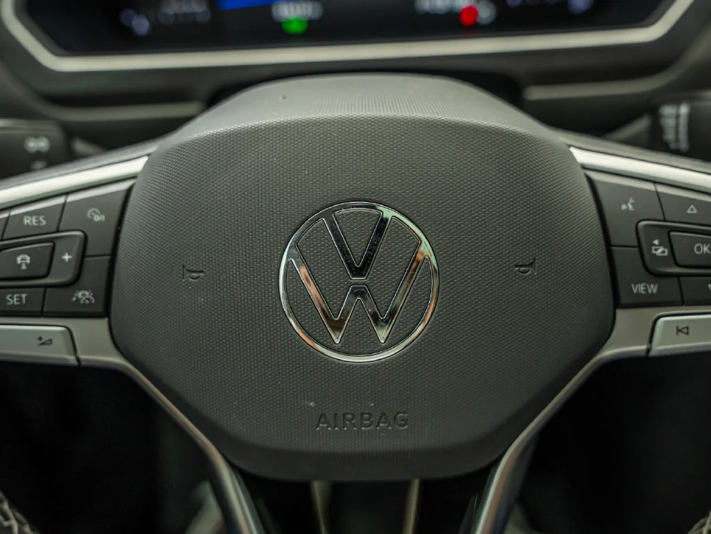 Used 2023 Opal White Volkswagen 2.0T SE image 28
