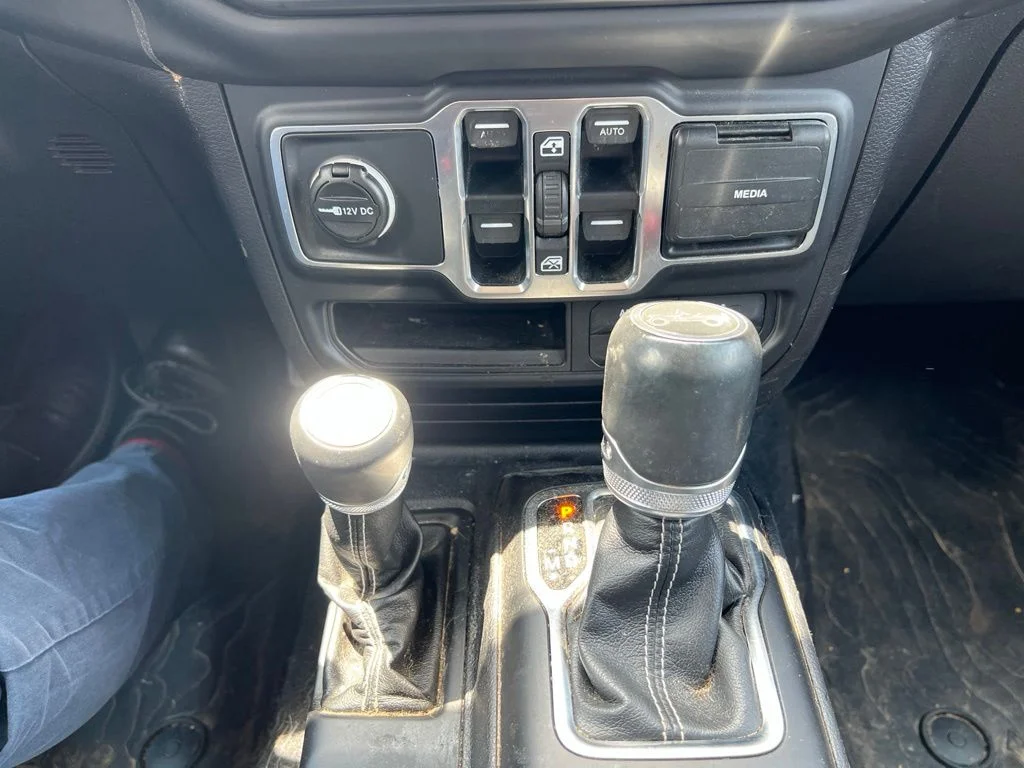 Used 2018 Granite Crystal Clearcoat Metallic Jeep Unlimited Sahara image 14