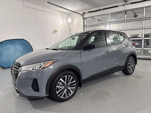 Used 2023 Gray Nissan SV image 3