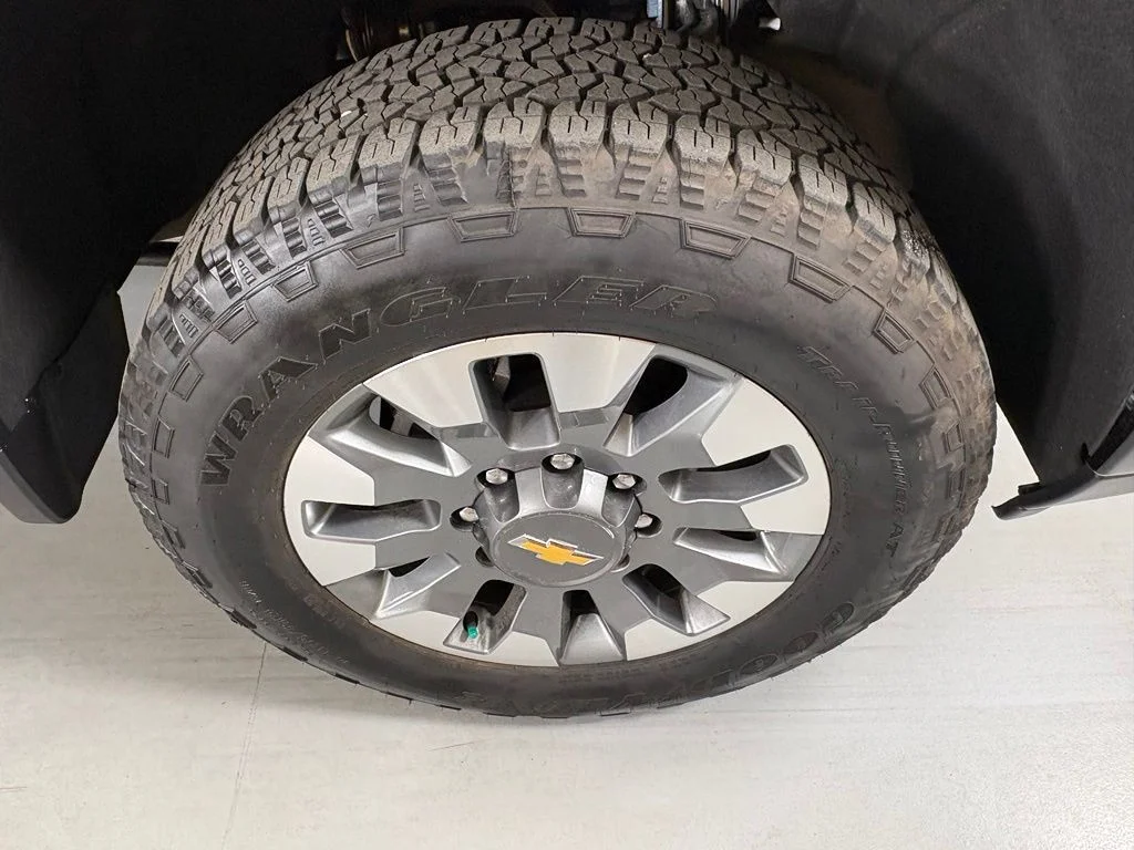 Used 2025 White Chevrolet Custom image 13