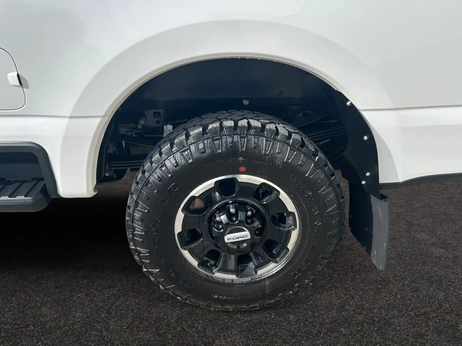 New 2027 Star White Metallic Tri-Coat Ford Platinum image 9