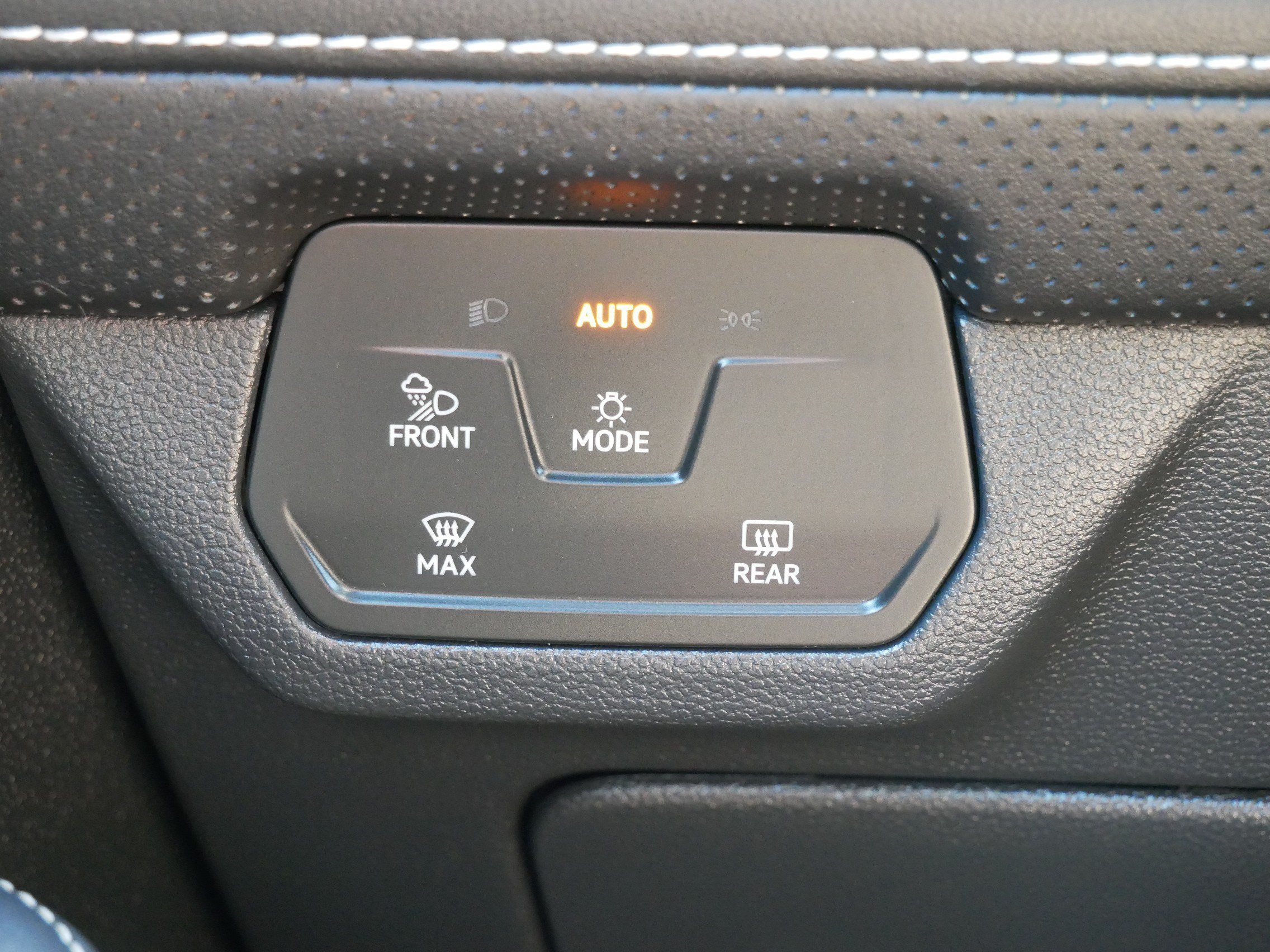 2024 Volkswagen Atlas Cross Sport SE w/Tech - Photo 26