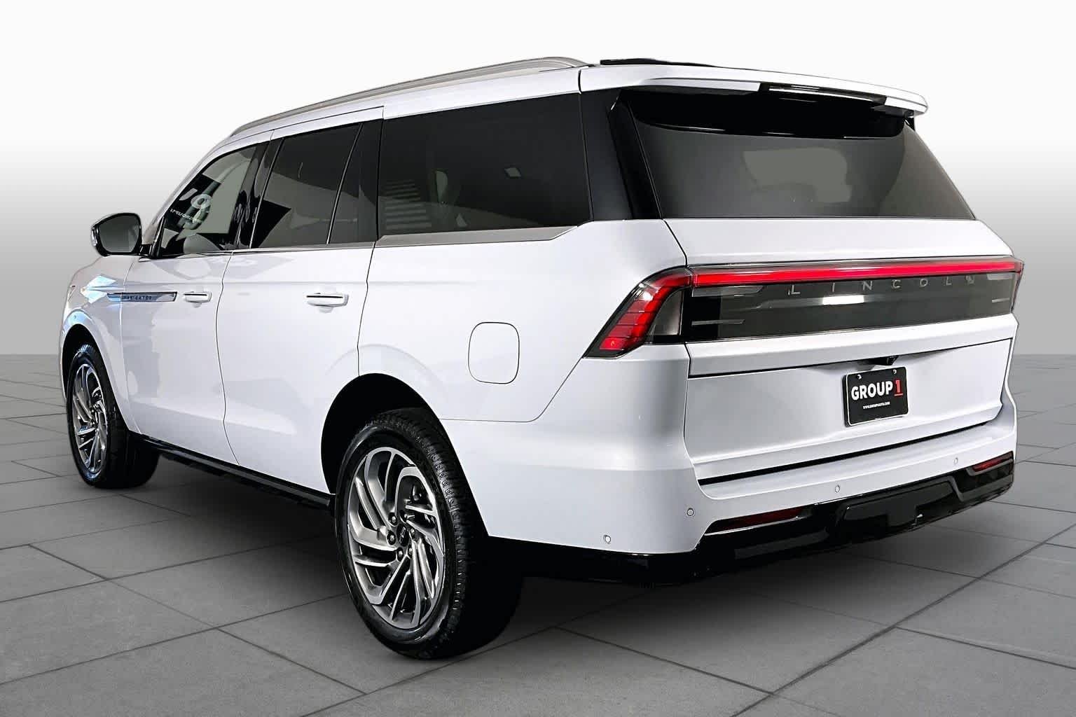 Used 2025 Crystal White Metallic Clearcoat Lincoln Reserve image 20