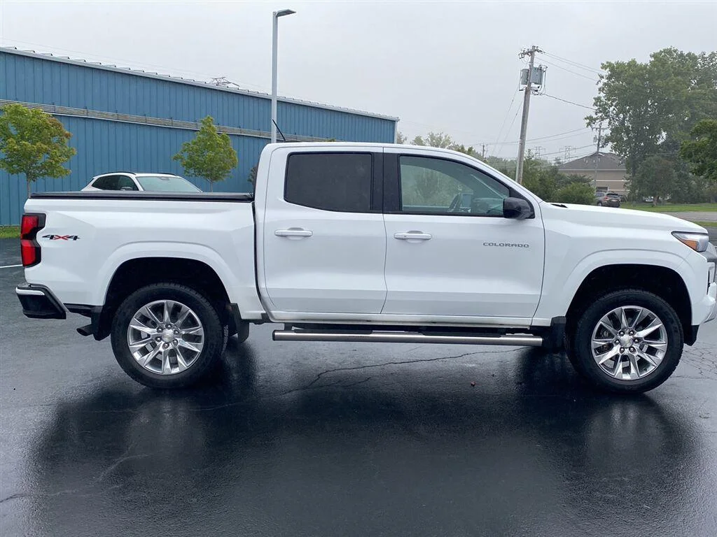 Used 2024 Summit White Chevrolet 4WD LT image 11