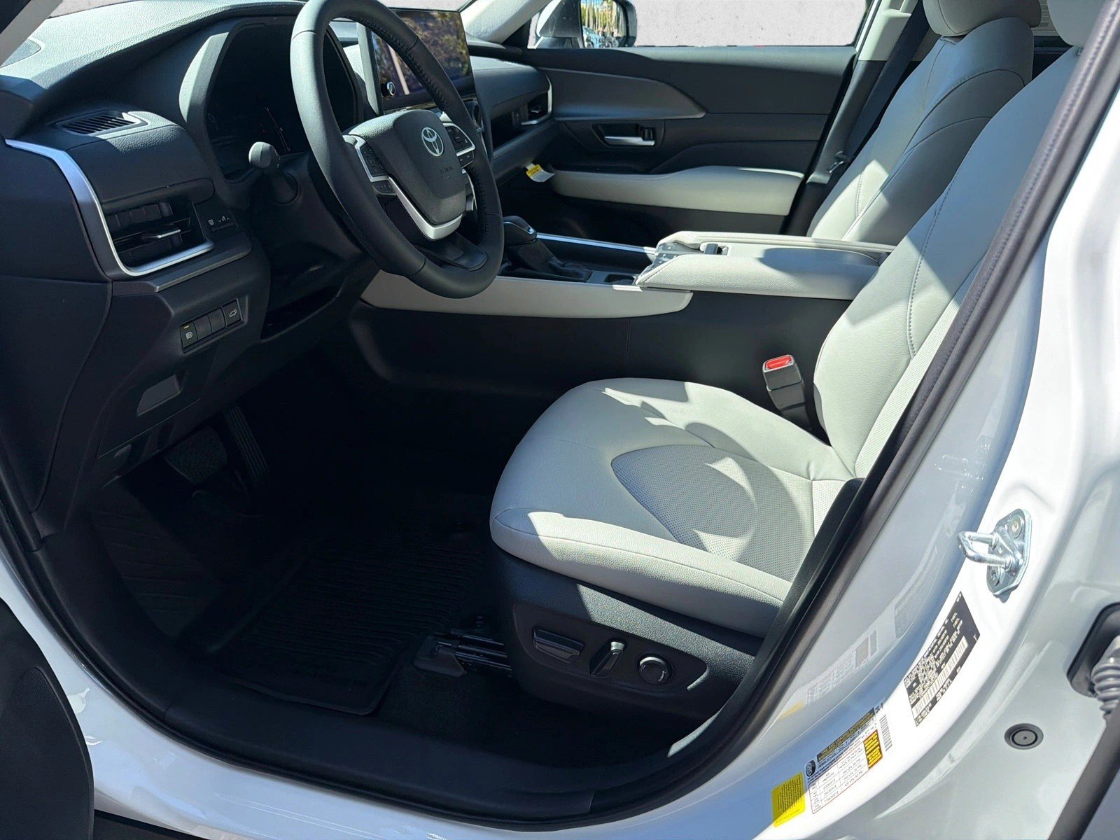 New 2026 Wind Chill Pearl Toyota XLE image 9