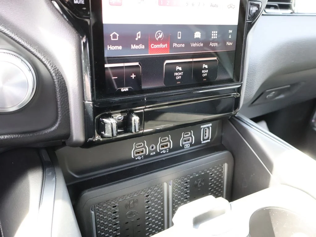 New 2026 Diamond Black Crystal Pearl-Coat Exterior Paint RAM Laramie image 39