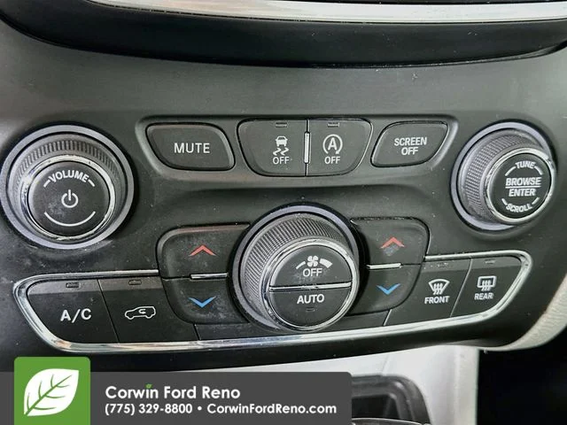 Used 2019 Granite Crystal Clearcoat Metallic Jeep Overland image 19