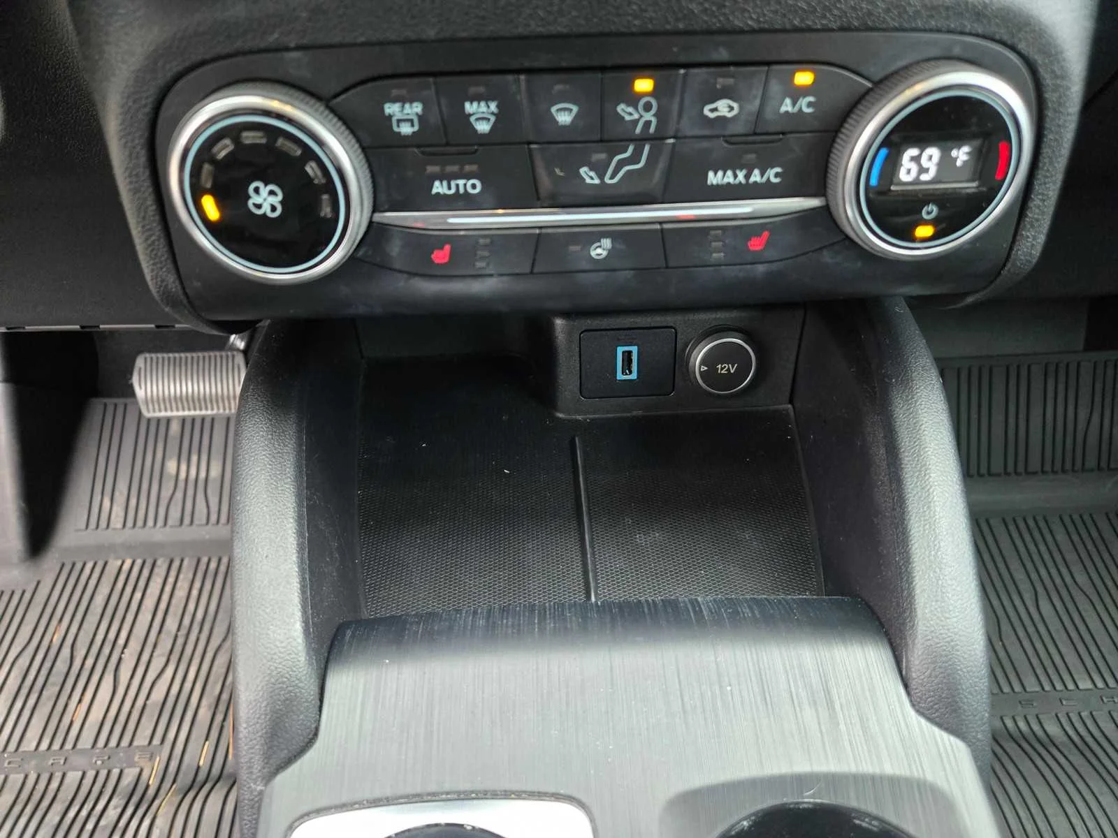 Used 2020  Ford SEL image 19
