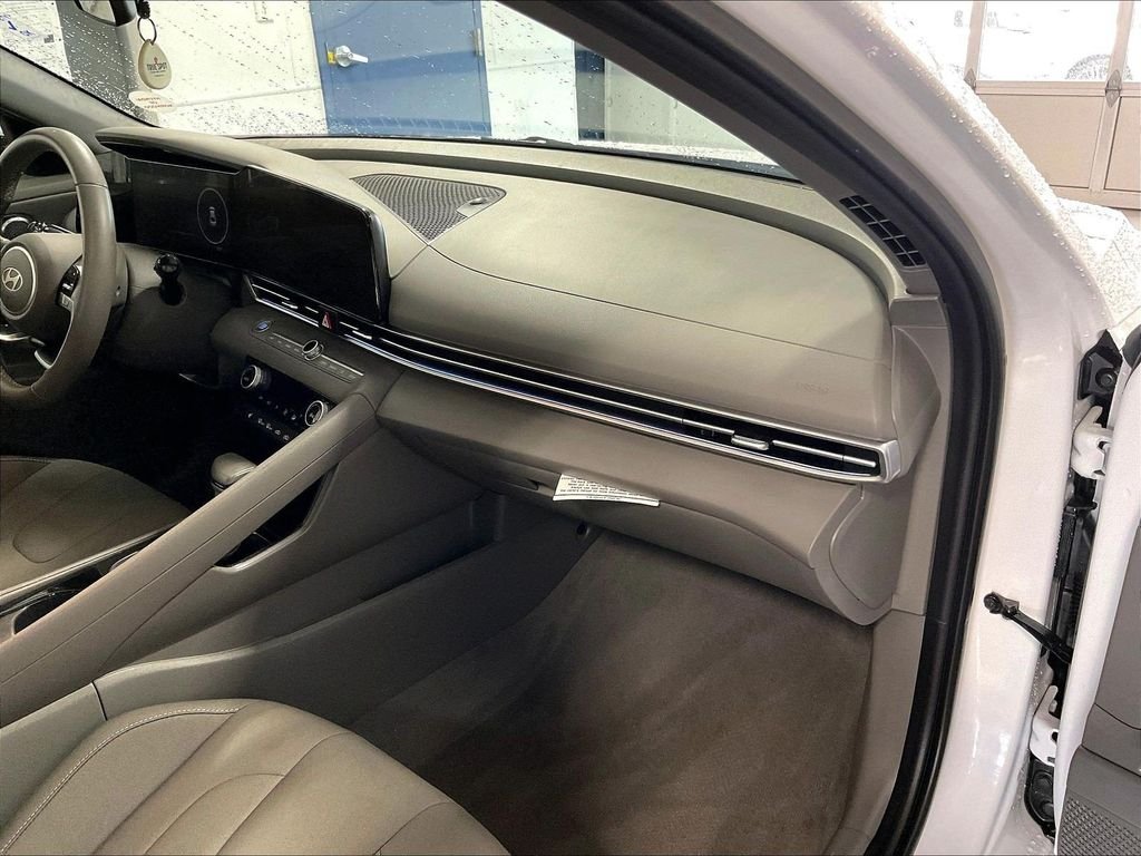 Used 2025 White Hyundai SEL Convenience image 13