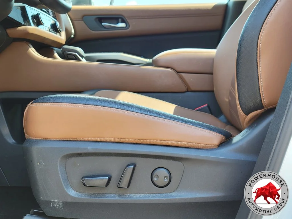 Used 2025 White Nissan Platinum image 27