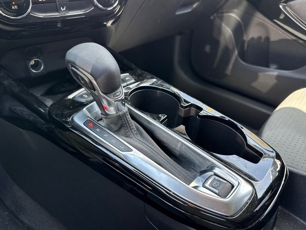 Used 2024 Summit White Chevrolet LT image 16