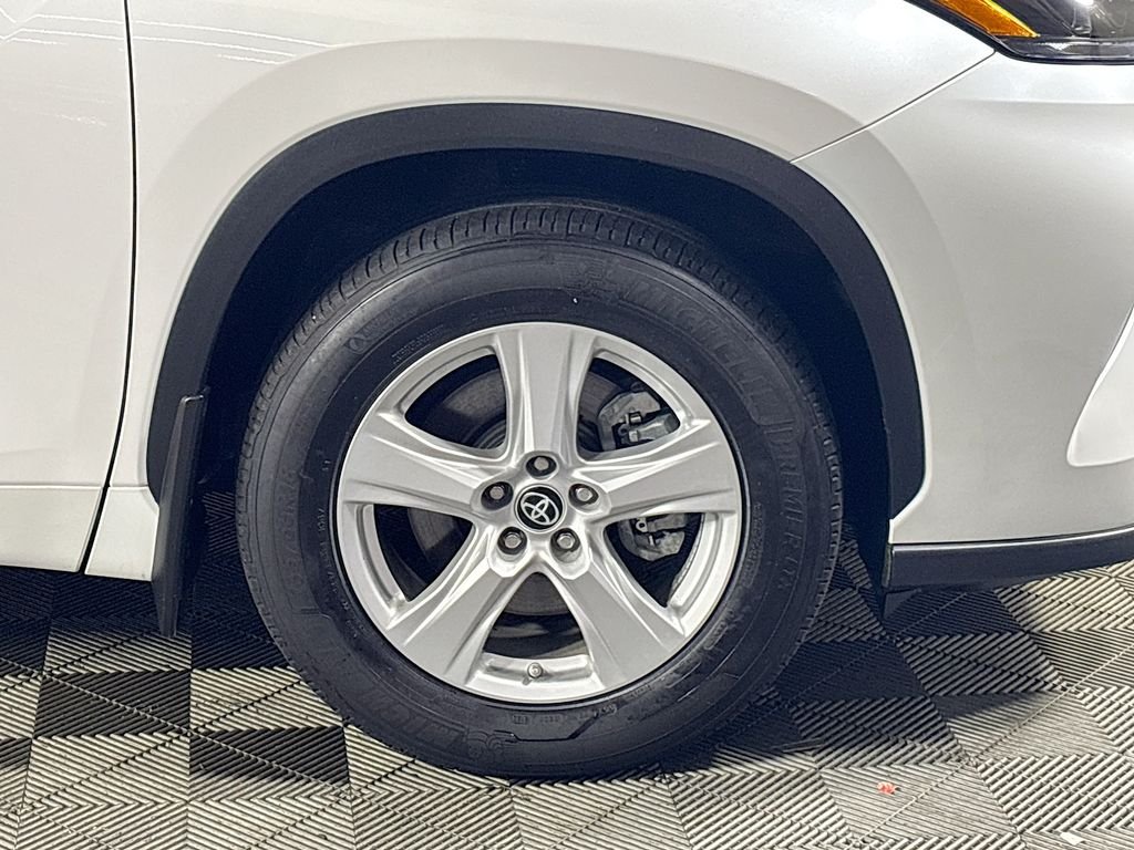Used 2023 Pearl Toyota L image 23