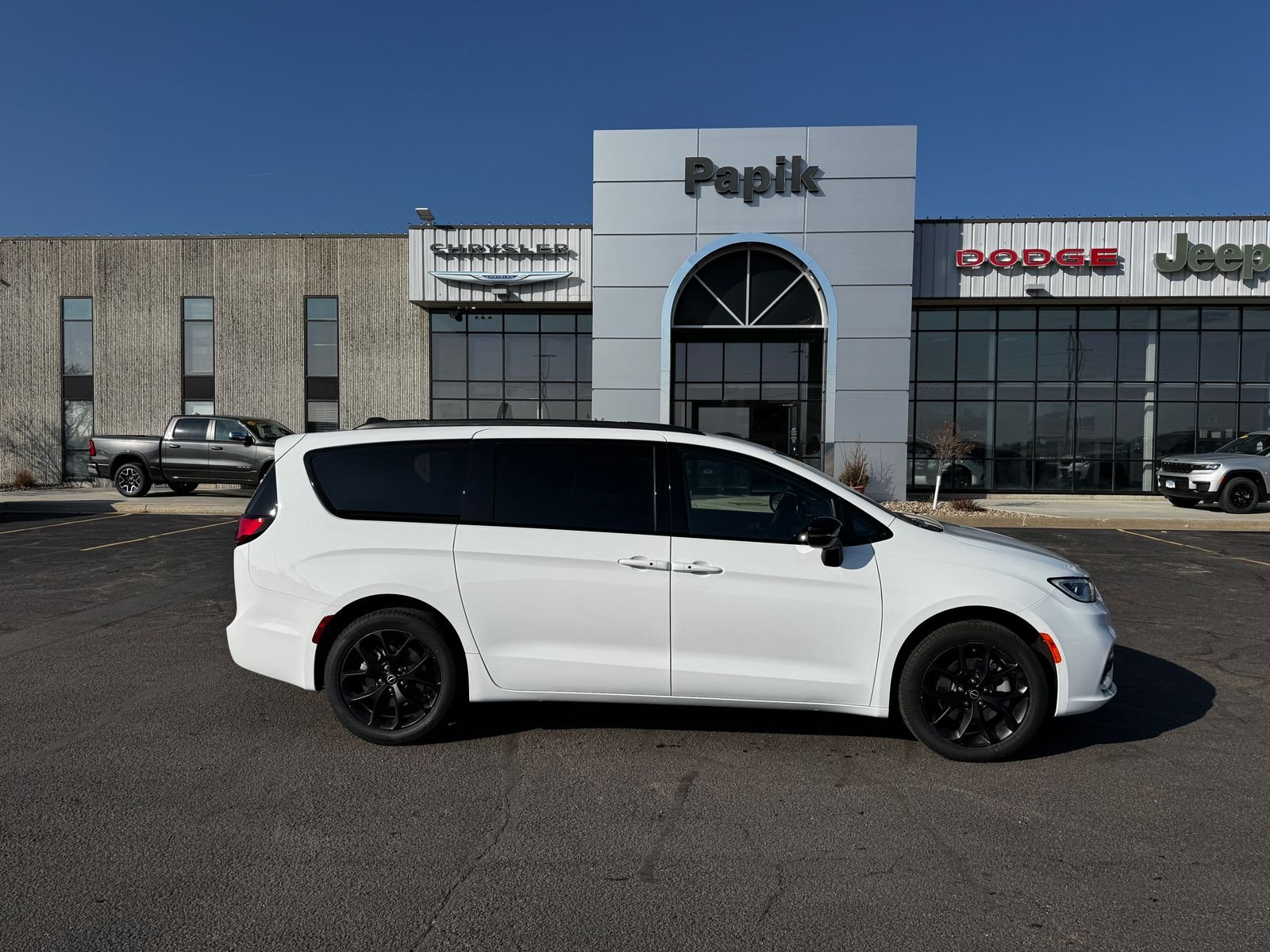 2026 Chrysler Pacifica Select AWD's photo