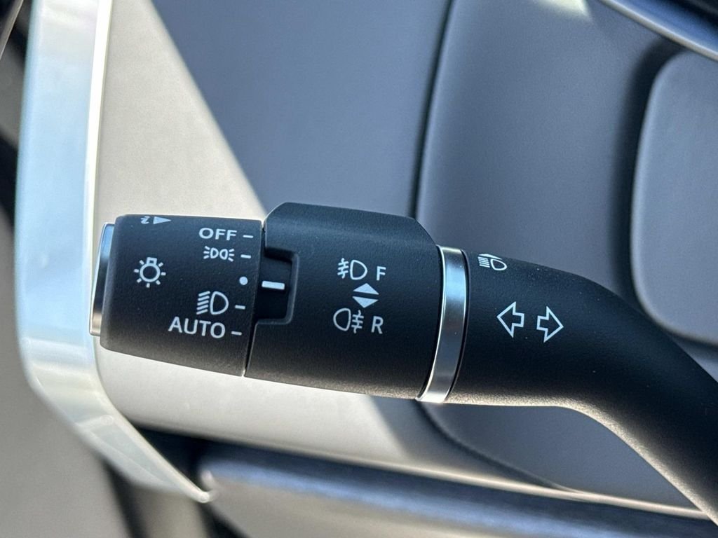 New 2026 Carpathian Grey Land Rover SE image 8