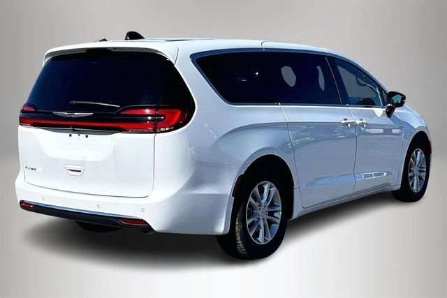 New 2026 Chrysler Pacifica Select 4D Passenger Van