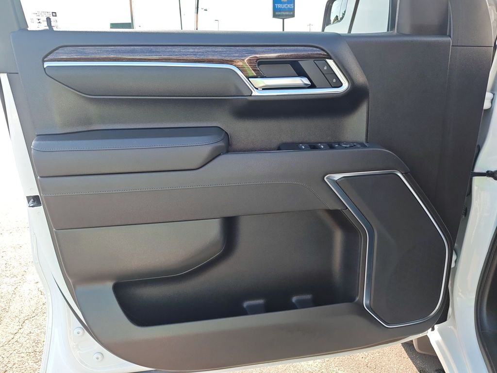 Used 2025 White GMC Elevation image 12