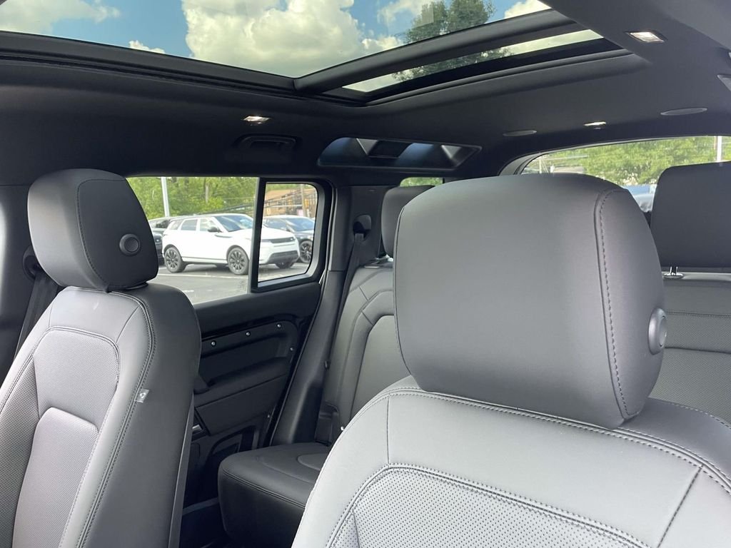 New 2026 Santorini Black Land Rover X-Dynamic SE image 15