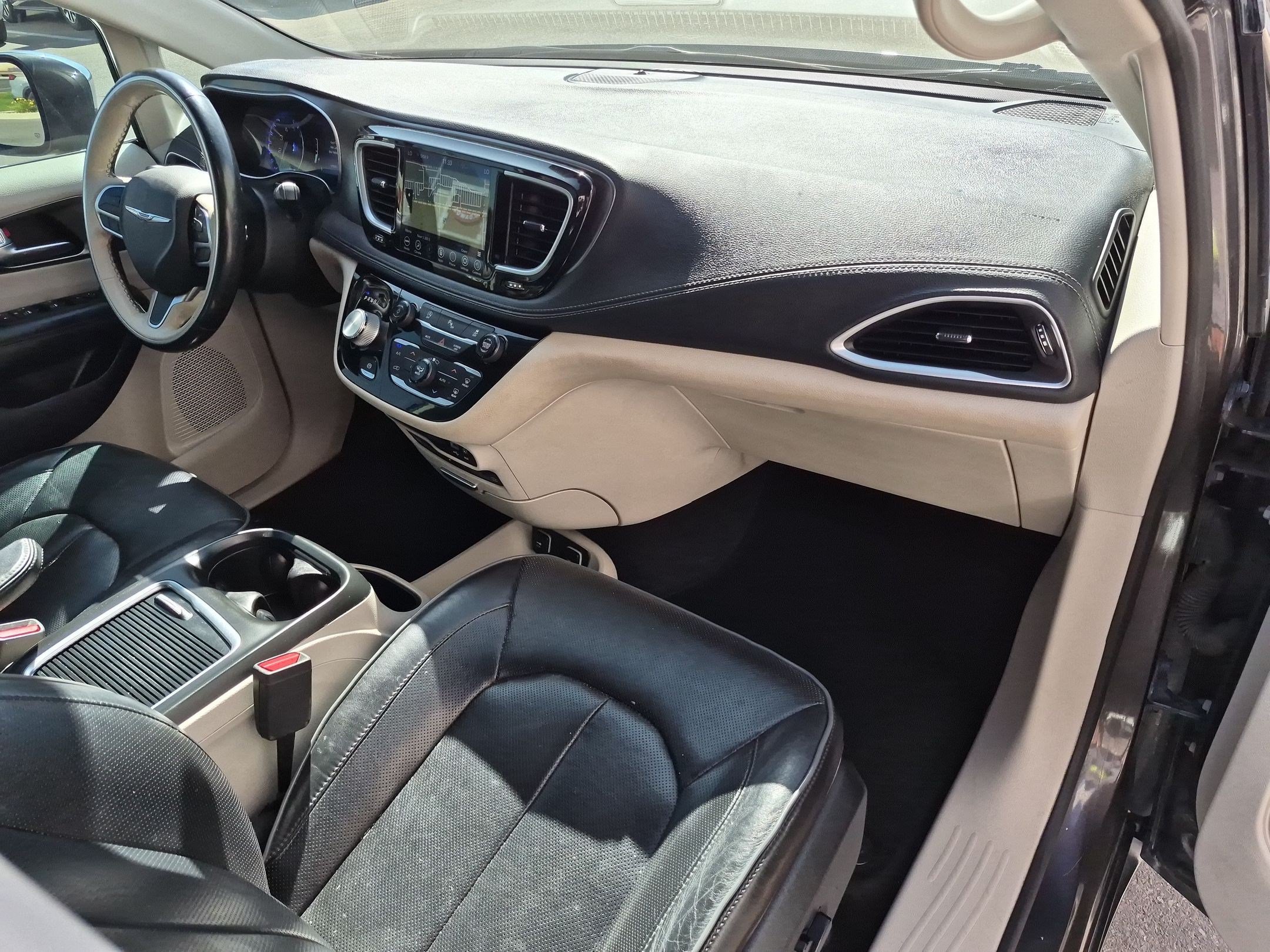 Used 2019 Granite Crystal Metallic Clearcoat Chrysler Limited image 31