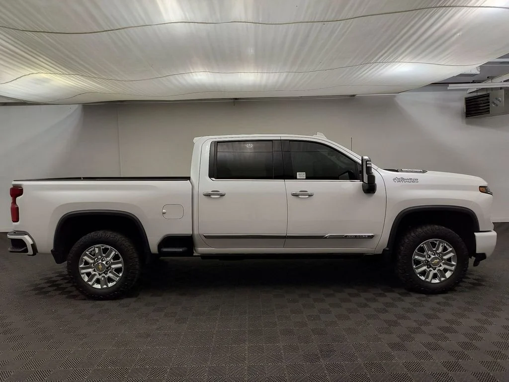 Used 2024 Iridescent Pearl Tricoat Chevrolet High Country image 8
