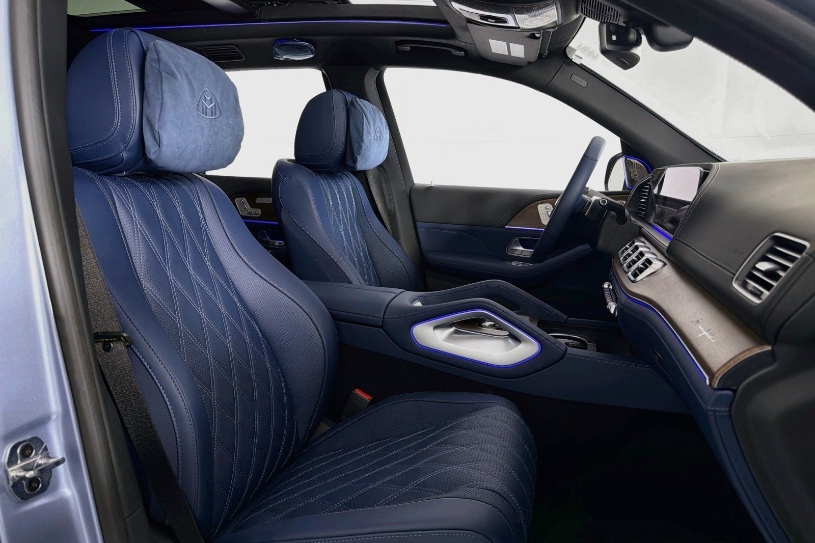 New 2026 MANUFAKTUR Cote d Azur Light Blue Metallic Mercedes-Benz Maybach GLS 600 4MATIC® SUV image 6