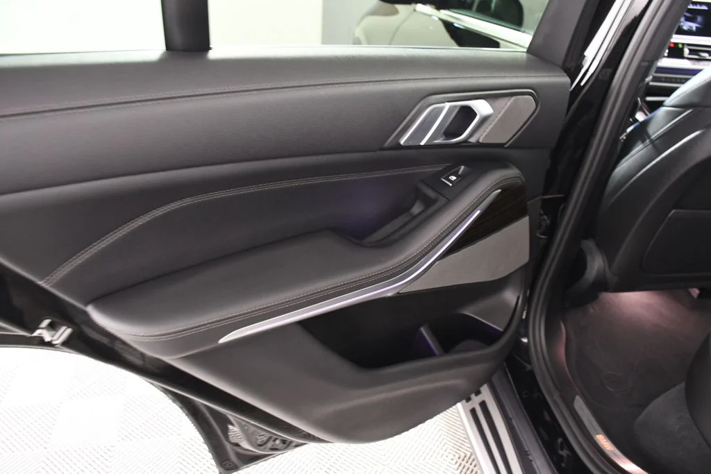 Used 2021 Jet Black BMW xDrive40i image 26