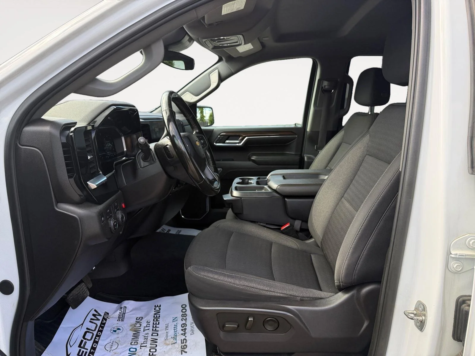 Used 2024 Summit White Chevrolet LT image 10